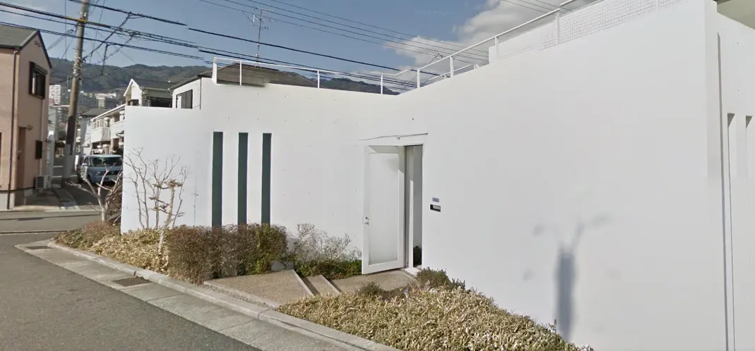 ビルの全体像と入口